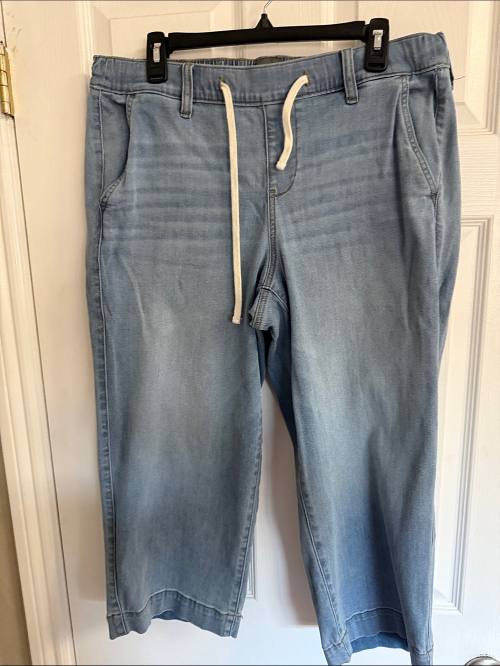 Torrid size 1 women’s crop jeans Drawstring